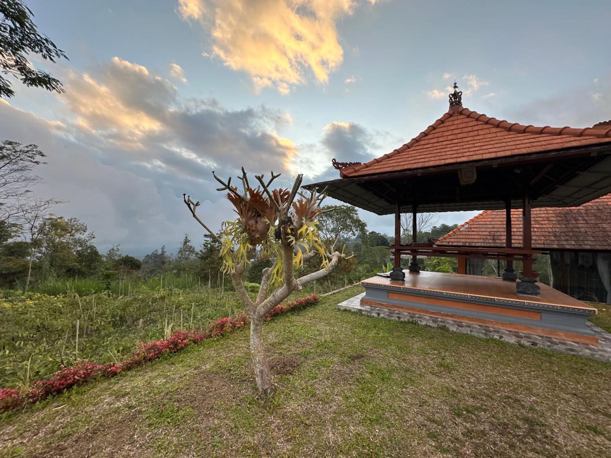 Апартаменты Bali Basuki Retreat Center Besakih Экстерьер фото